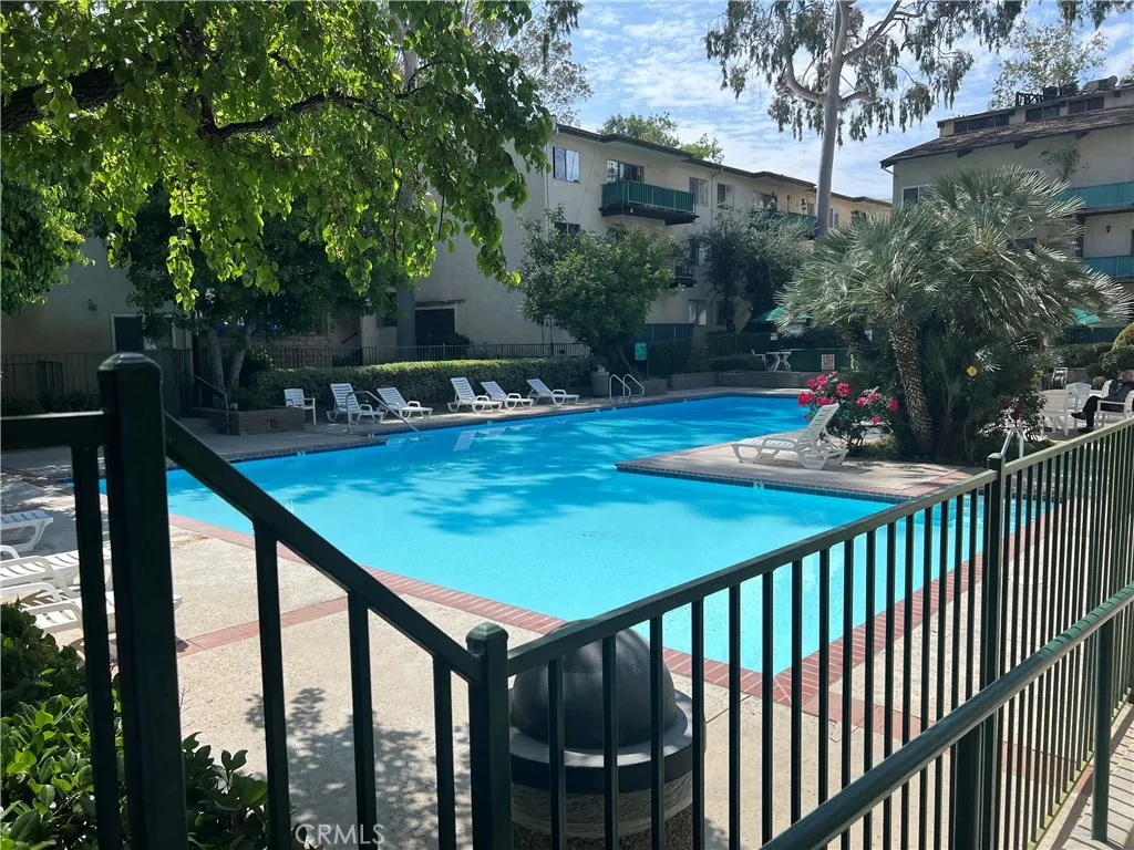 5460 White Oak G101, Encino, California 91316 home-pic-3