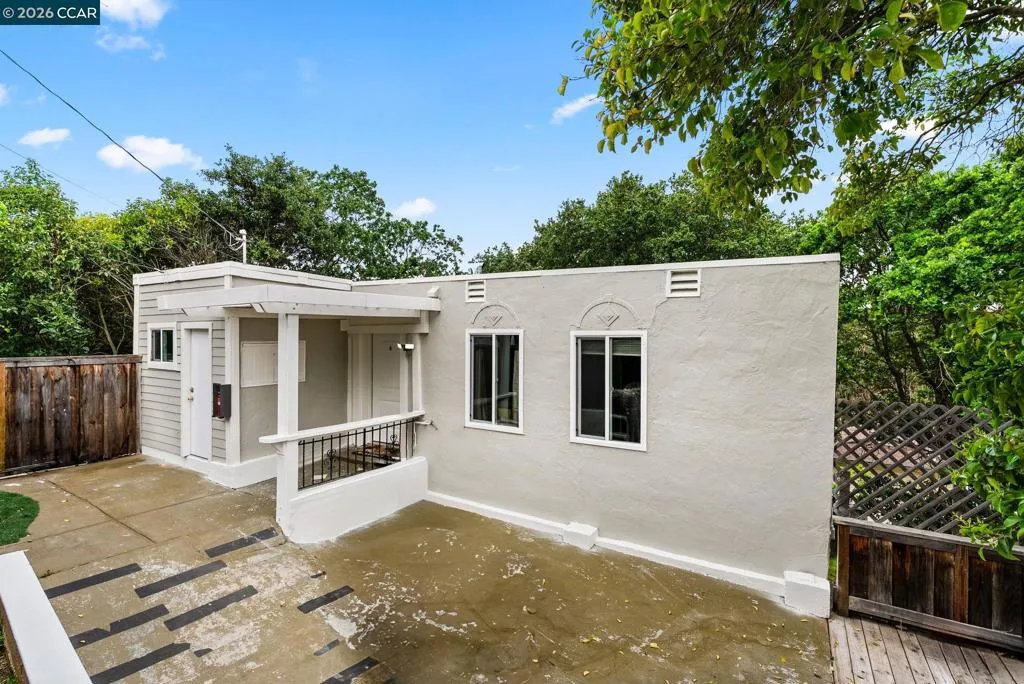 2220 2220 S Crest Ave, Martinez, California 94553 home-pic-1