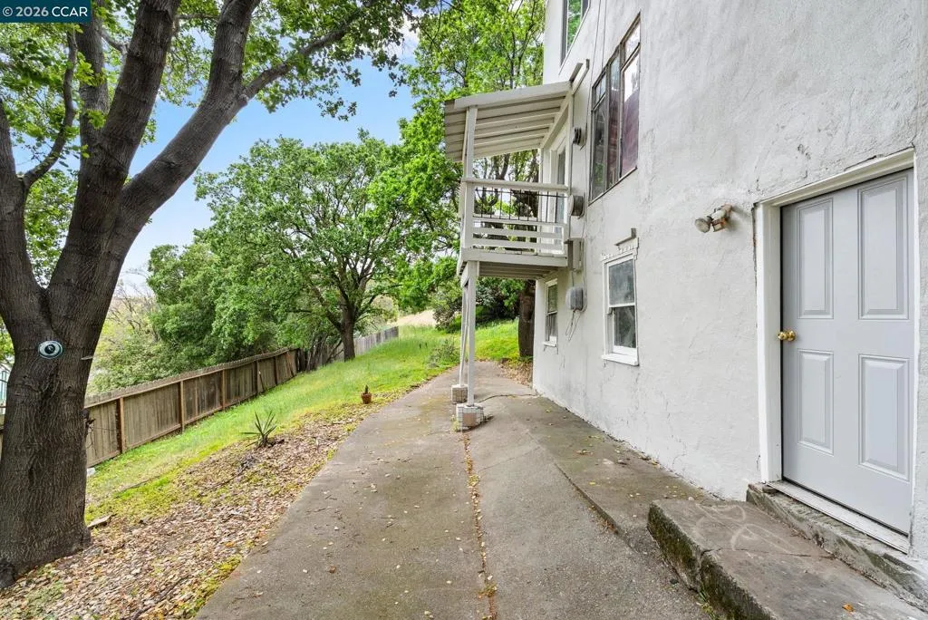 2220 2220 S Crest Ave, Martinez, California 94553 home-pic-8