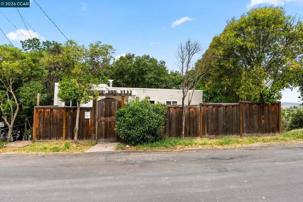 2220 2220 S Crest Ave, Martinez, California 94553 home-pic-18