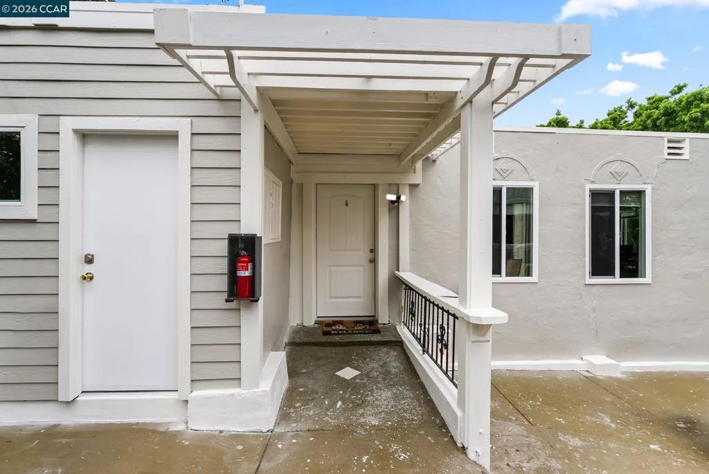 2220 2220 S Crest Ave, Martinez, California 94553 home-pic-2