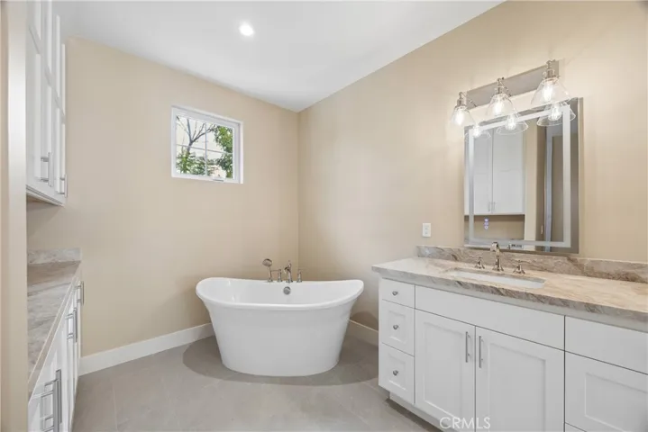 Free standing soaking tub