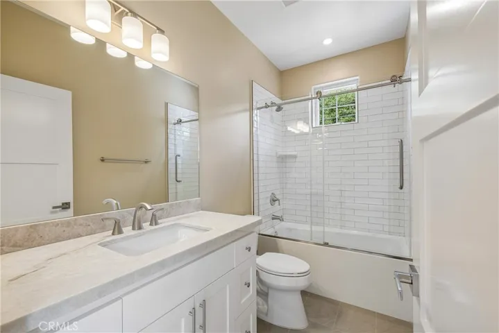 Bedroom 2 en-suite bath