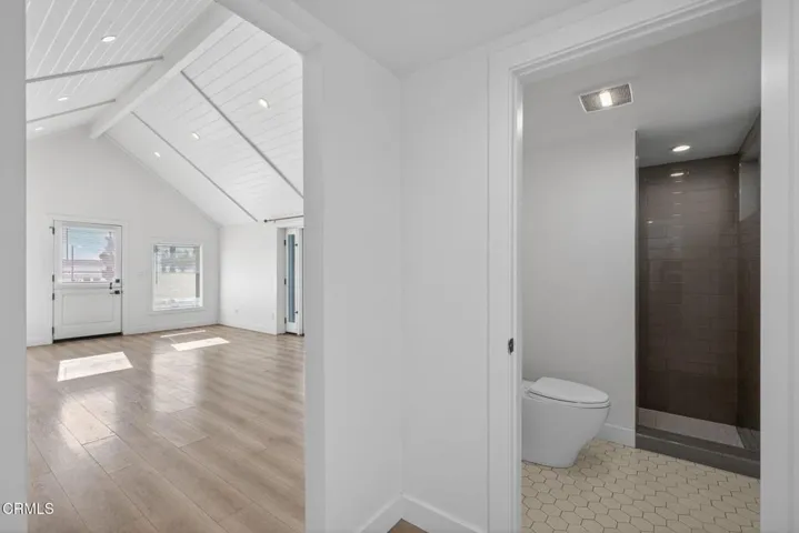 809 LivingRm Bath Entry SW