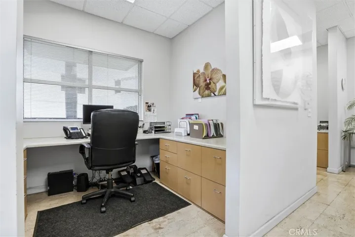 Suite B extra office space at reception