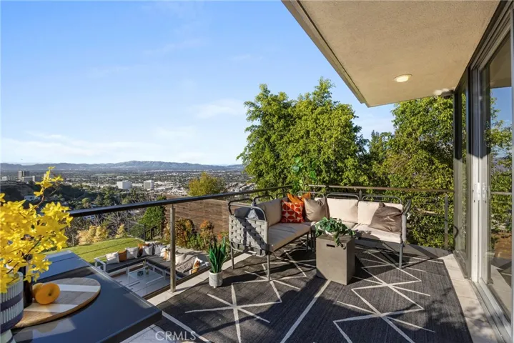 3851 Beverly Ridge, Sherman Oaks, California 91423