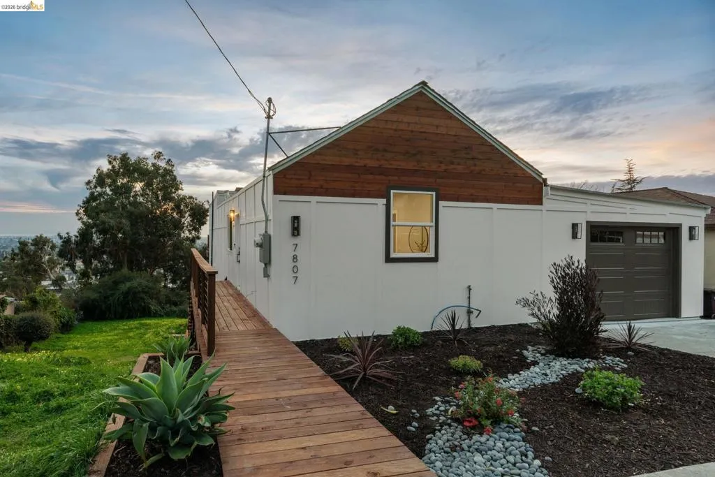7807 7807 Outlook Ave, Oakland, California 94605 home-pic-2