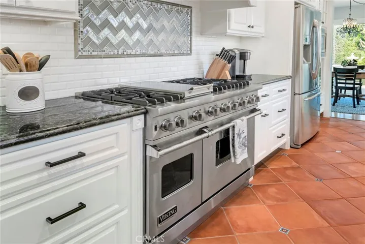6 burner Viking stove with griddle