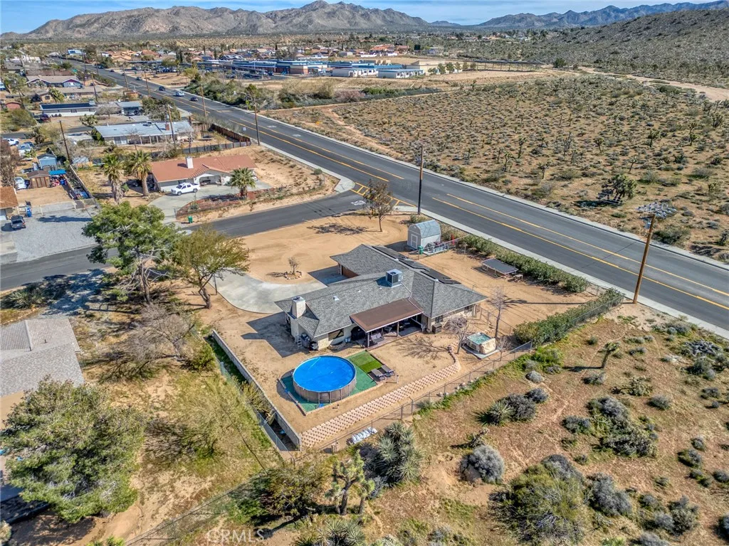7686 Hilton Avenue, Yucca Valley, California 92284 home-pic-40