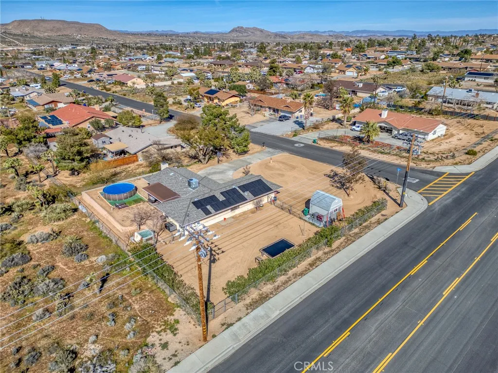 7686 Hilton Avenue, Yucca Valley, California 92284 home-pic-38