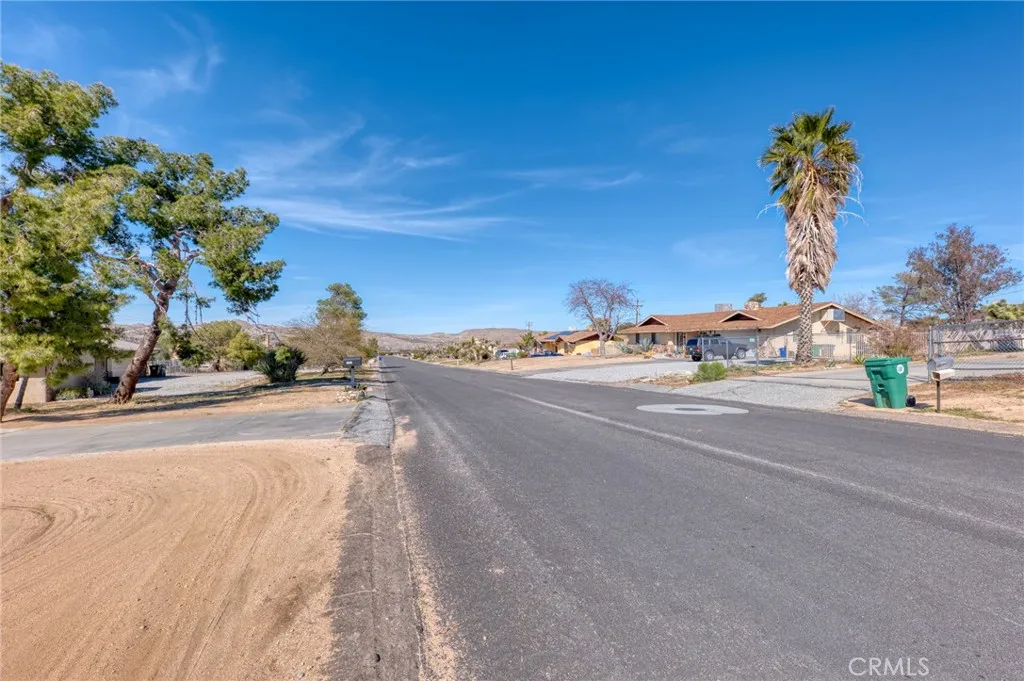 7686 Hilton Avenue, Yucca Valley, California 92284 home-pic-45