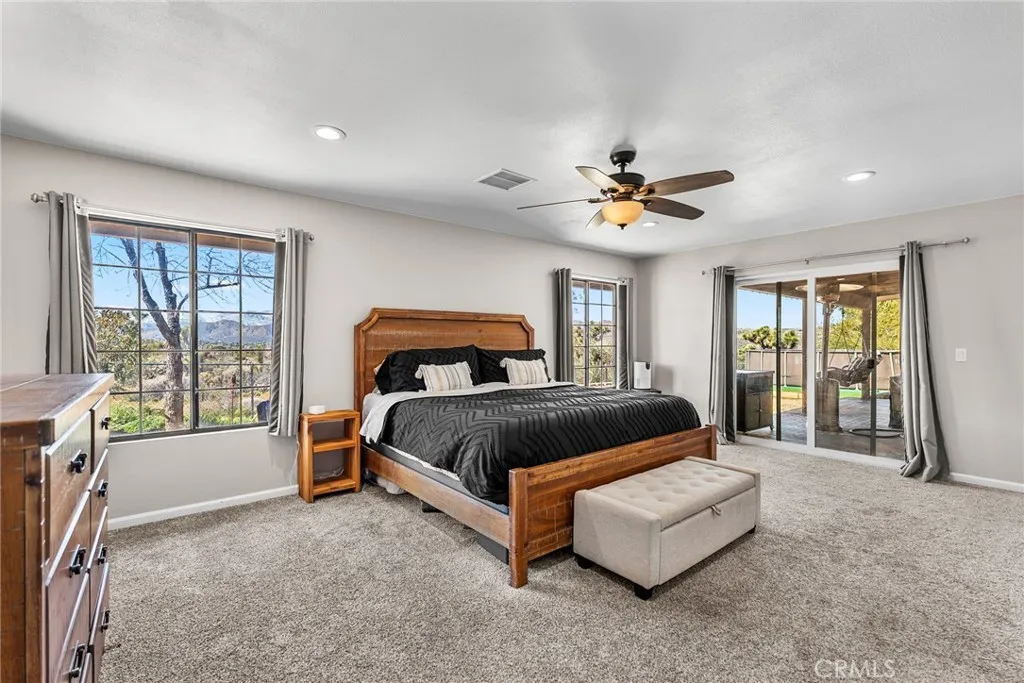 7686 Hilton Avenue, Yucca Valley, California 92284 home-pic-19