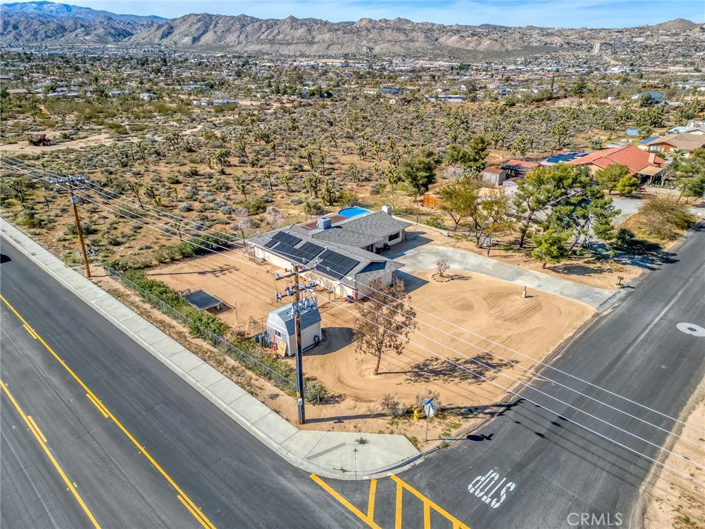 7686 Hilton Avenue, Yucca Valley, California 92284 home-pic-36