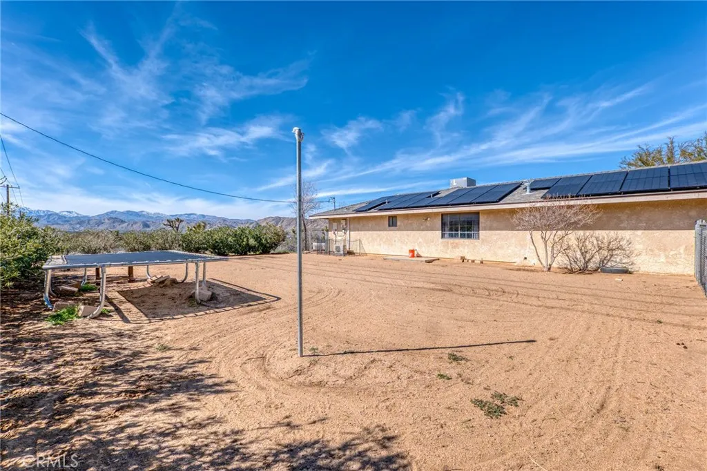 7686 Hilton Avenue, Yucca Valley, California 92284 home-pic-47