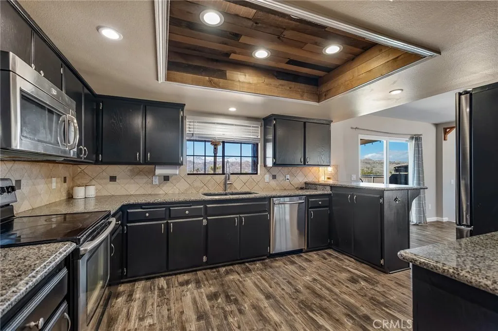 7686 Hilton Avenue, Yucca Valley, California 92284 home-pic-14