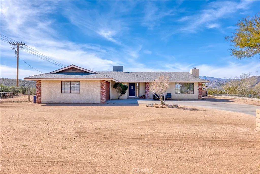 7686 Hilton Avenue, Yucca Valley, California 92284 home-pic-2