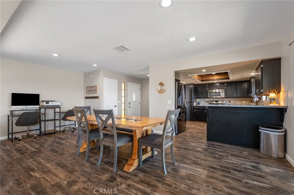 7686 Hilton Avenue, Yucca Valley, California 92284 home-pic-9