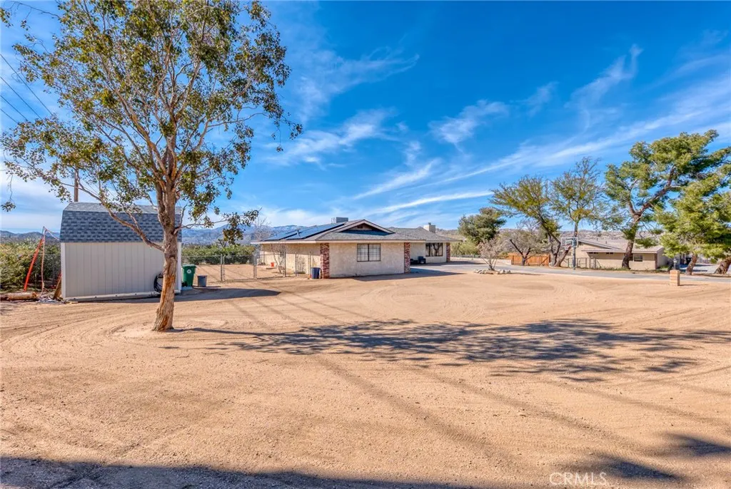 7686 Hilton Avenue, Yucca Valley, California 92284 home-pic-44