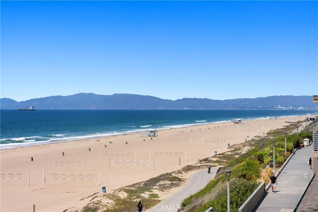 1304 The Strand A, Manhattan Beach, California 90266 home-pic-11