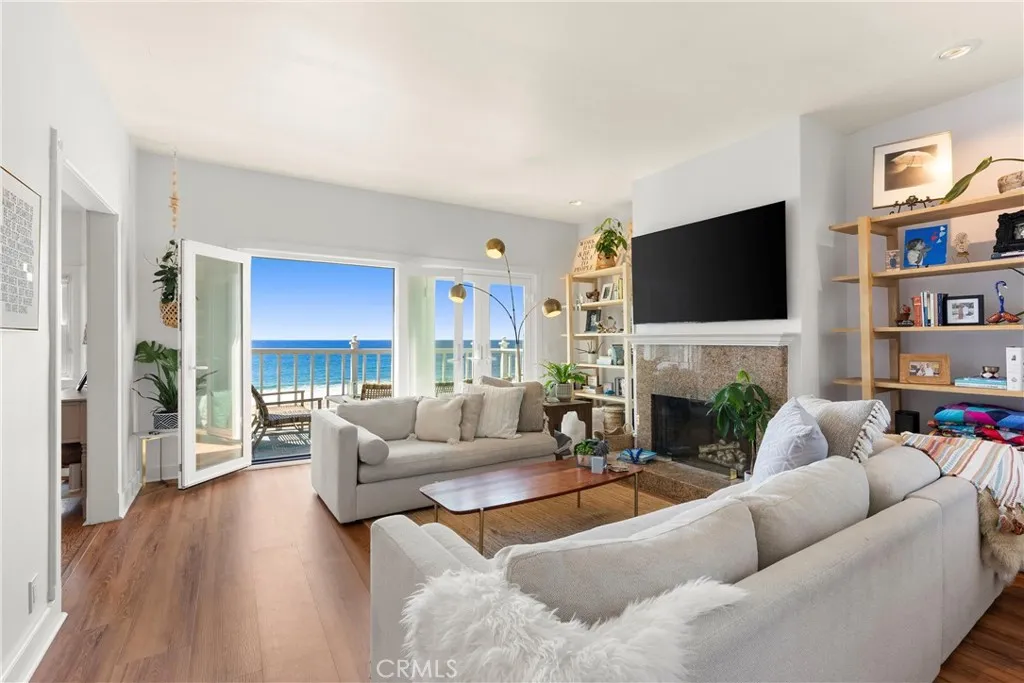 1304 The Strand A, Manhattan Beach, California 90266 home-pic-8
