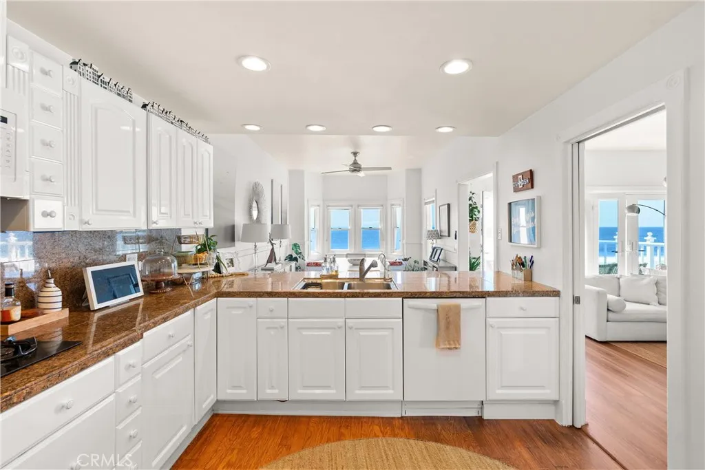 1304 The Strand A, Manhattan Beach, California 90266 home-pic-24