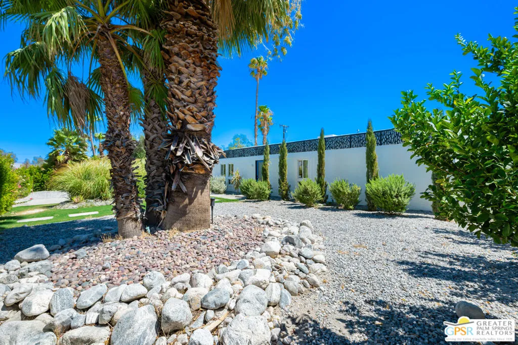 2405 E Francis Drive, Palm Springs, California 92262 home-pic-32