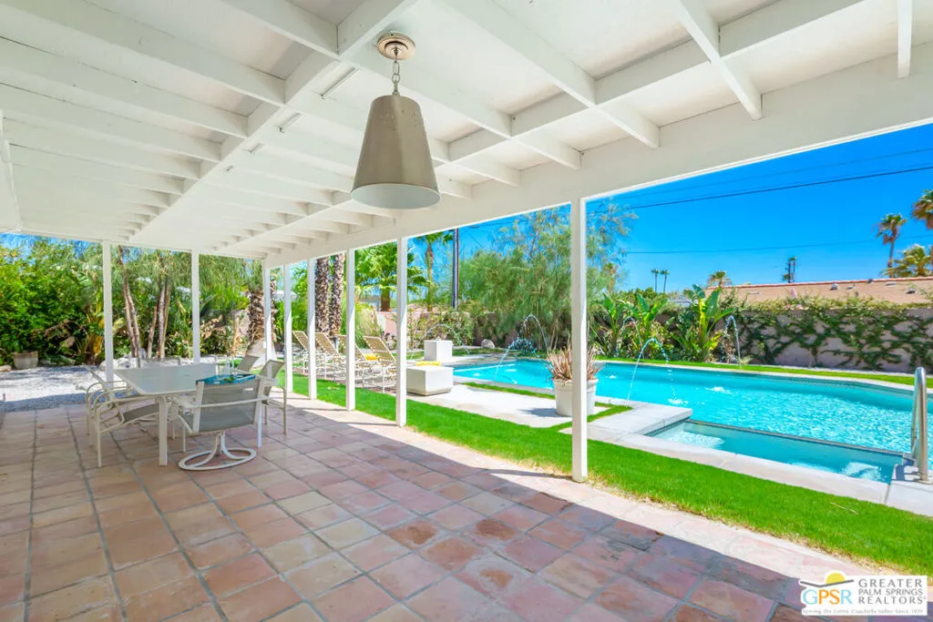 2405 E Francis Drive, Palm Springs, California 92262 home-pic-17