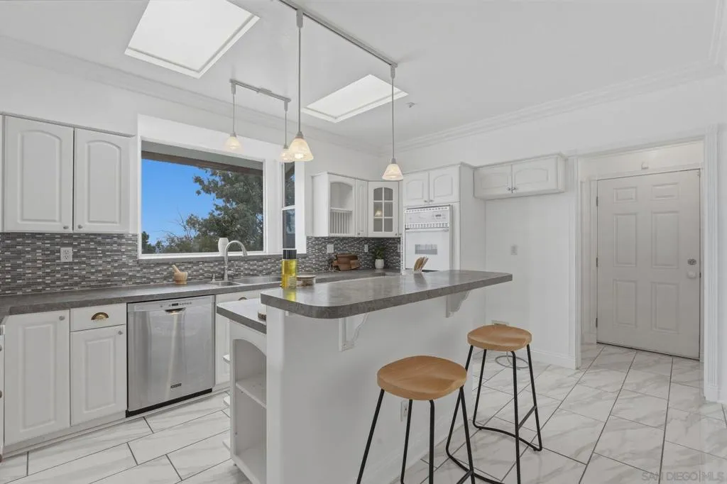 1650 Cuyamaca Ave, Spring Valley, California 91977 home-pic-12