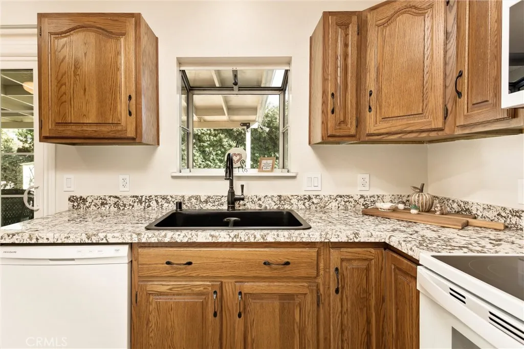 193 N Maple Avenue, Fontana, California 92335 home-pic-6