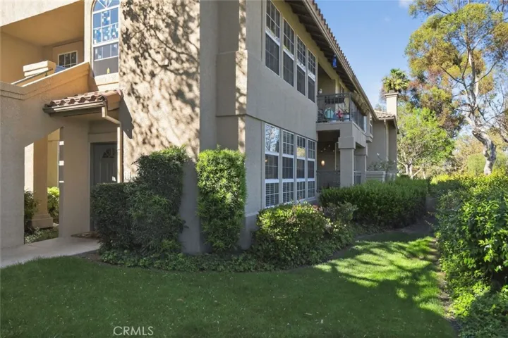 Welcome to this beautifully maintained 2 bedroom, 2 bath, End Unit, Private Entry, an attached direct-access one-car garage and laundry are just some of the features you won't want to miss. Light and open with lush landscaping, Hill with Greenbelt Views!