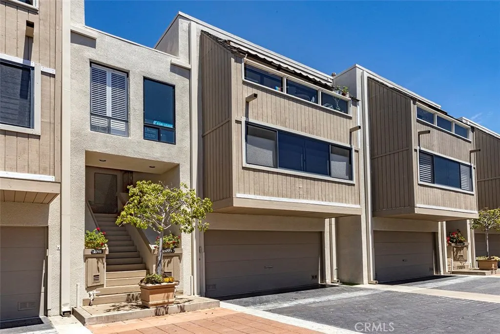 This unit is located on the upper tier of the complex in a very quiet location.