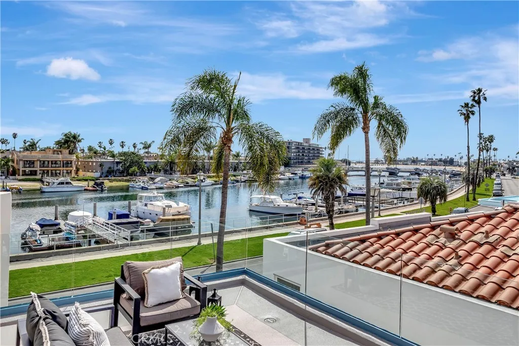 Balconies, decks, dock and 360 Vista views