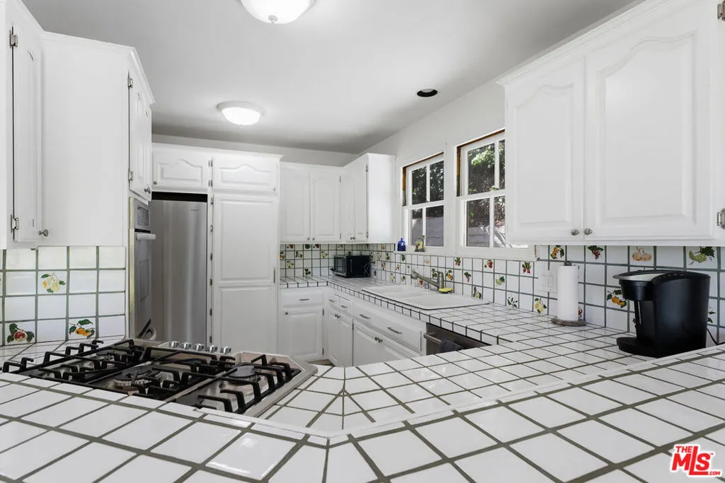172 S Woodburn Drive, Los Angeles, California 90049 home-pic-8