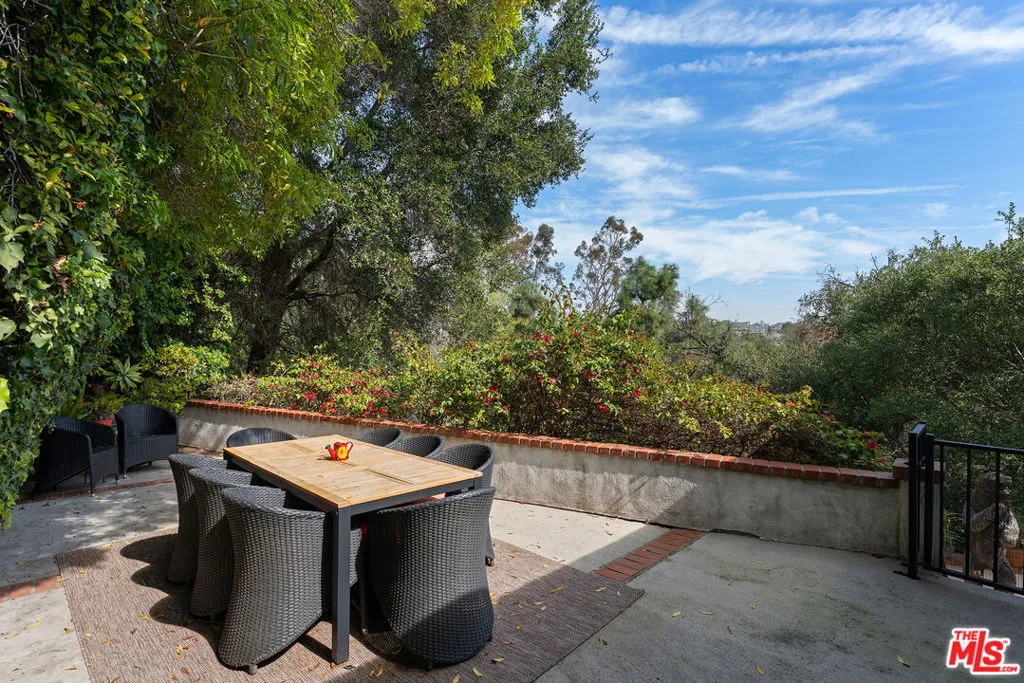 172 S Woodburn Drive, Los Angeles, California 90049 home-pic-16