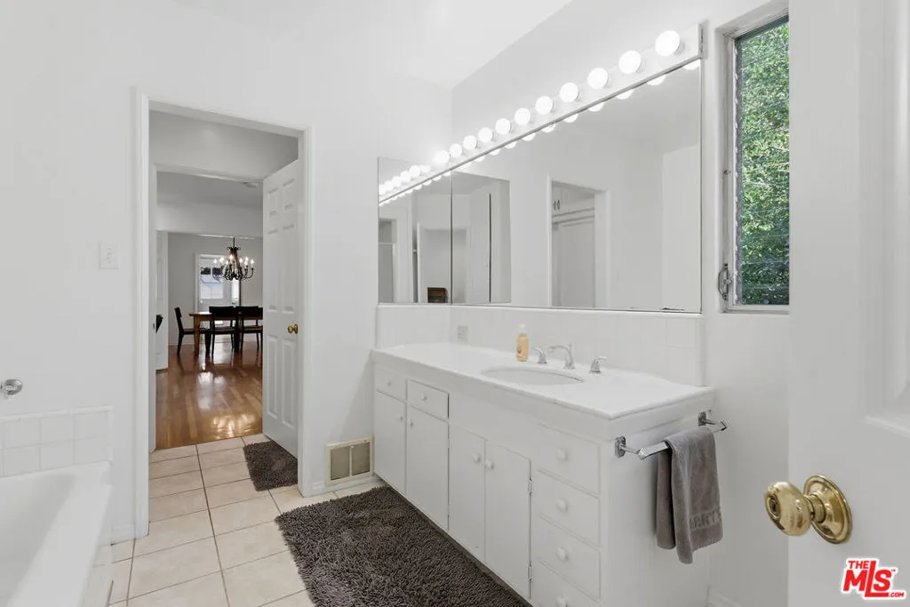 172 S Woodburn Drive, Los Angeles, California 90049 home-pic-11