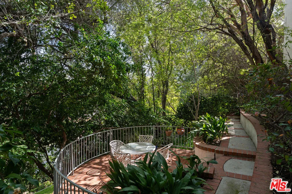 172 S Woodburn Drive, Los Angeles, California 90049 home-pic-20