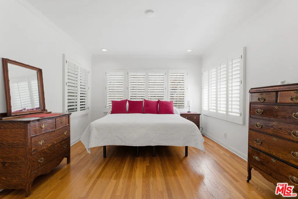 172 S Woodburn Drive, Los Angeles, California 90049 home-pic-12