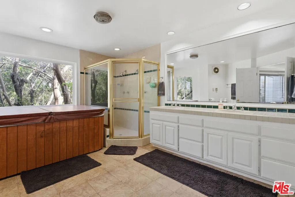 172 S Woodburn Drive, Los Angeles, California 90049 home-pic-15