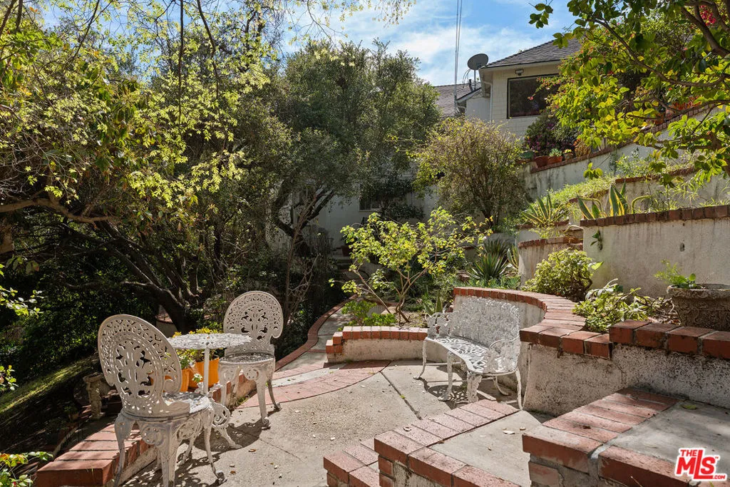 172 S Woodburn Drive, Los Angeles, California 90049 home-pic-19