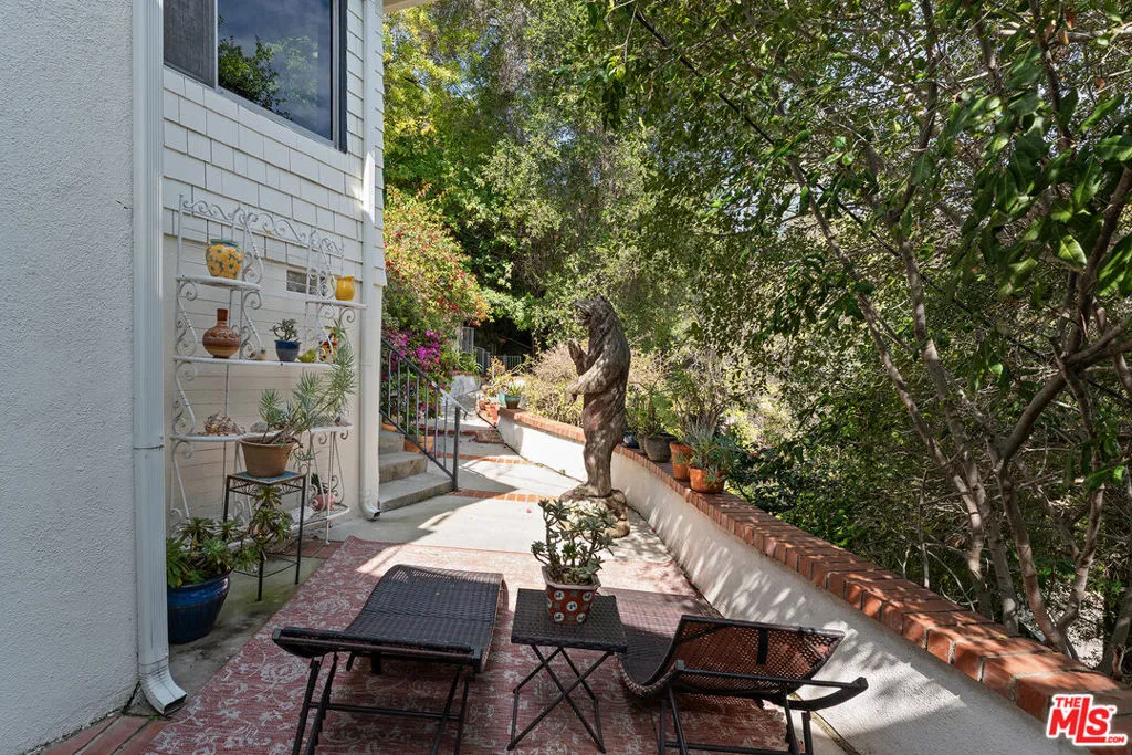 172 S Woodburn Drive, Los Angeles, California 90049 home-pic-17