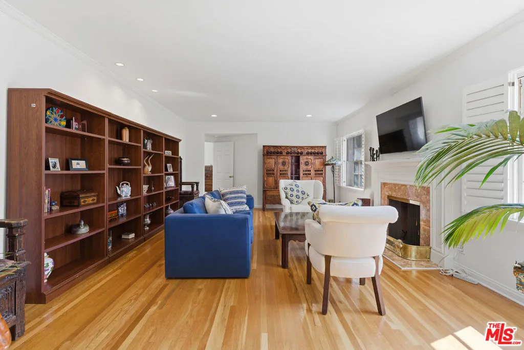 172 S Woodburn Drive, Los Angeles, California 90049 home-pic-3
