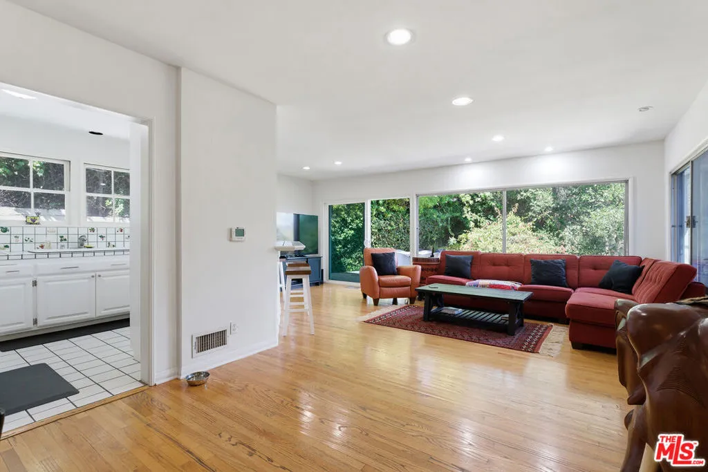 172 S Woodburn Drive, Los Angeles, California 90049 home-pic-6