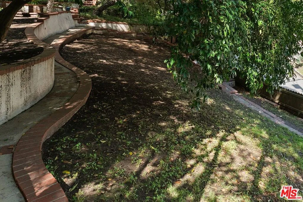 172 S Woodburn Drive, Los Angeles, California 90049 home-pic-21