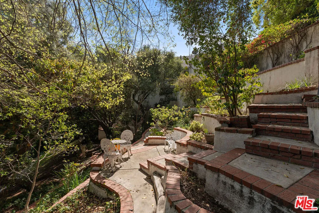 172 S Woodburn Drive, Los Angeles, California 90049 home-pic-18