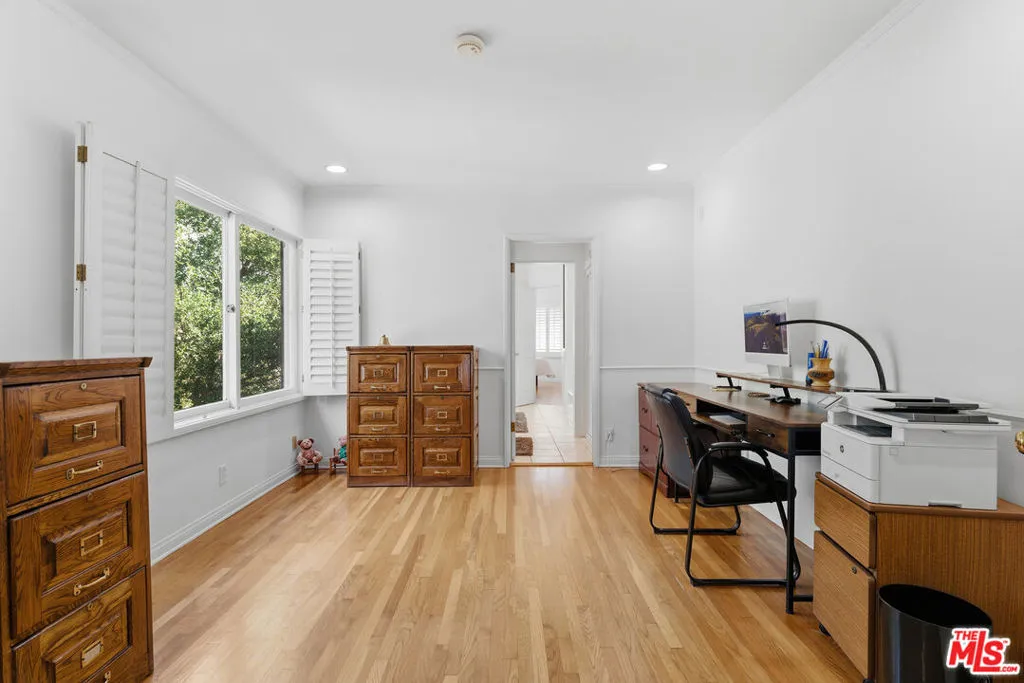172 S Woodburn Drive, Los Angeles, California 90049 home-pic-10