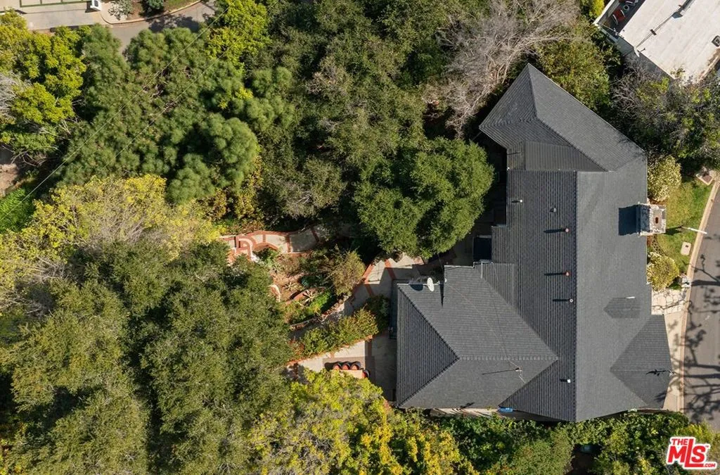 172 S Woodburn Drive, Los Angeles, California 90049 home-pic-22