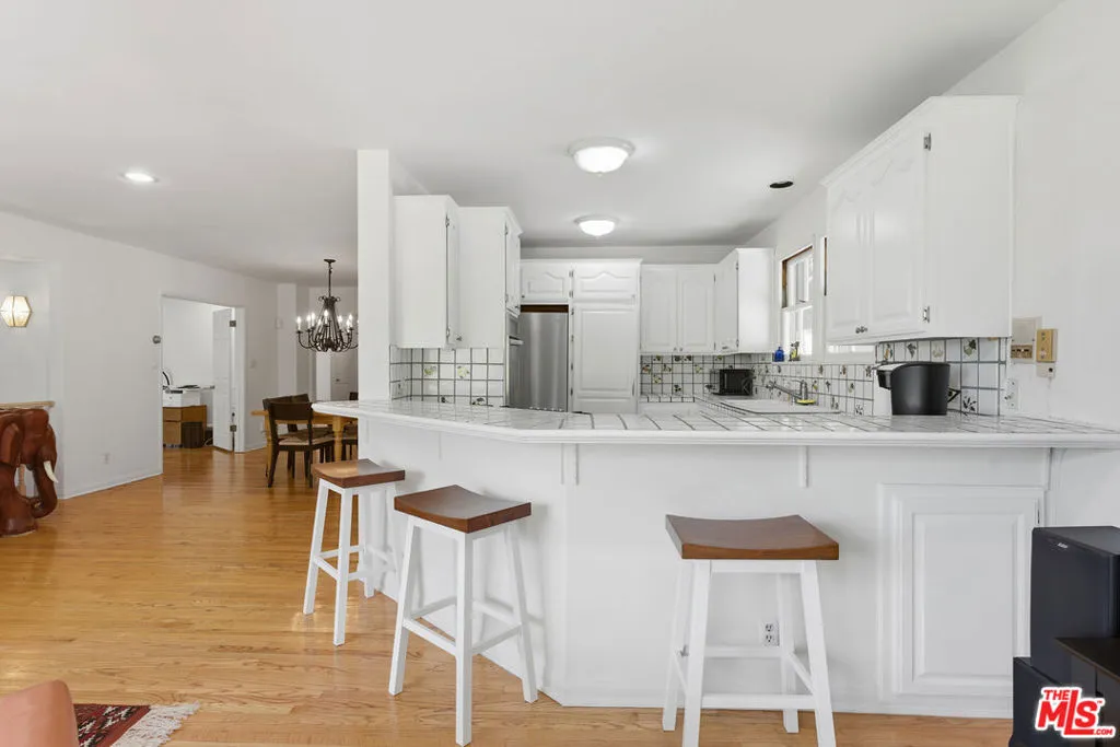172 S Woodburn Drive, Los Angeles, California 90049 home-pic-7