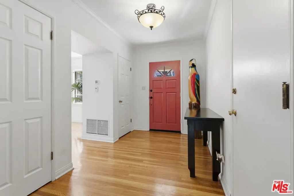 172 S Woodburn Drive, Los Angeles, California 90049 home-pic-2