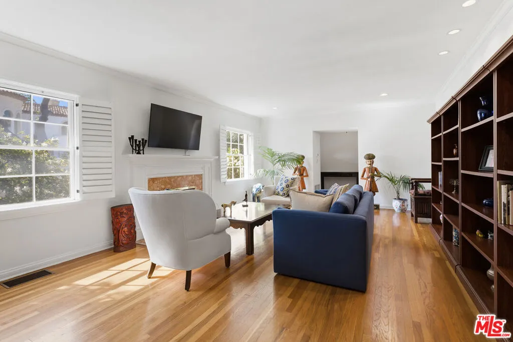 172 S Woodburn Drive, Los Angeles, California 90049 home-pic-4