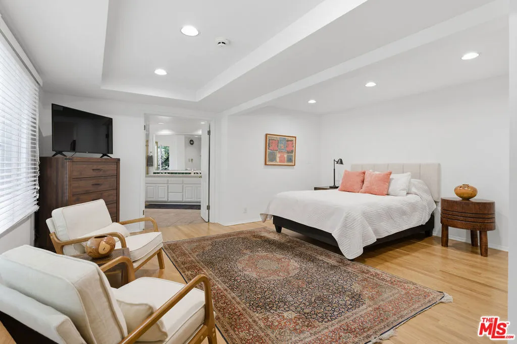 172 S Woodburn Drive, Los Angeles, California 90049 home-pic-14